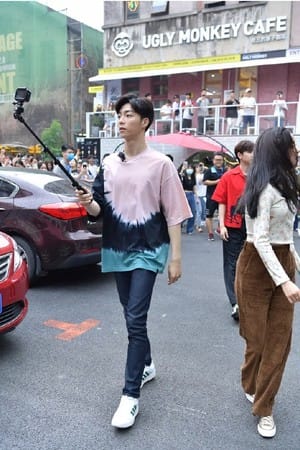 歐陽娜娜零修圖照曝光，遭網友狂酸發福，腿比一旁的陳立農還粗。 圖：翻攝自微博