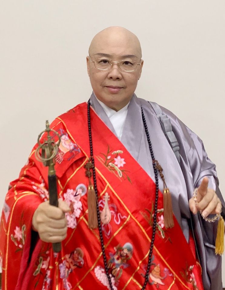 張菲與費玉清的親姊姊恆述法師(費貞綾)，今天上傳影片狂酸她的兩位弟弟。 圖：翻攝恆述法師～Jenny-費臉書粉絲專頁