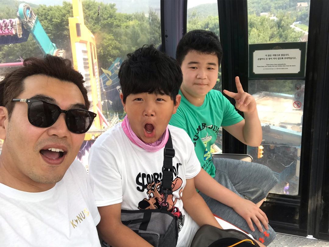雖然節目已經結束，但當時孩子已結下好感情，到現在還是會一起出遊。（圖左為演員李鐘赫，圖中為俊秀，圖右為尹厚） 圖：翻攝自李鐘赫IG