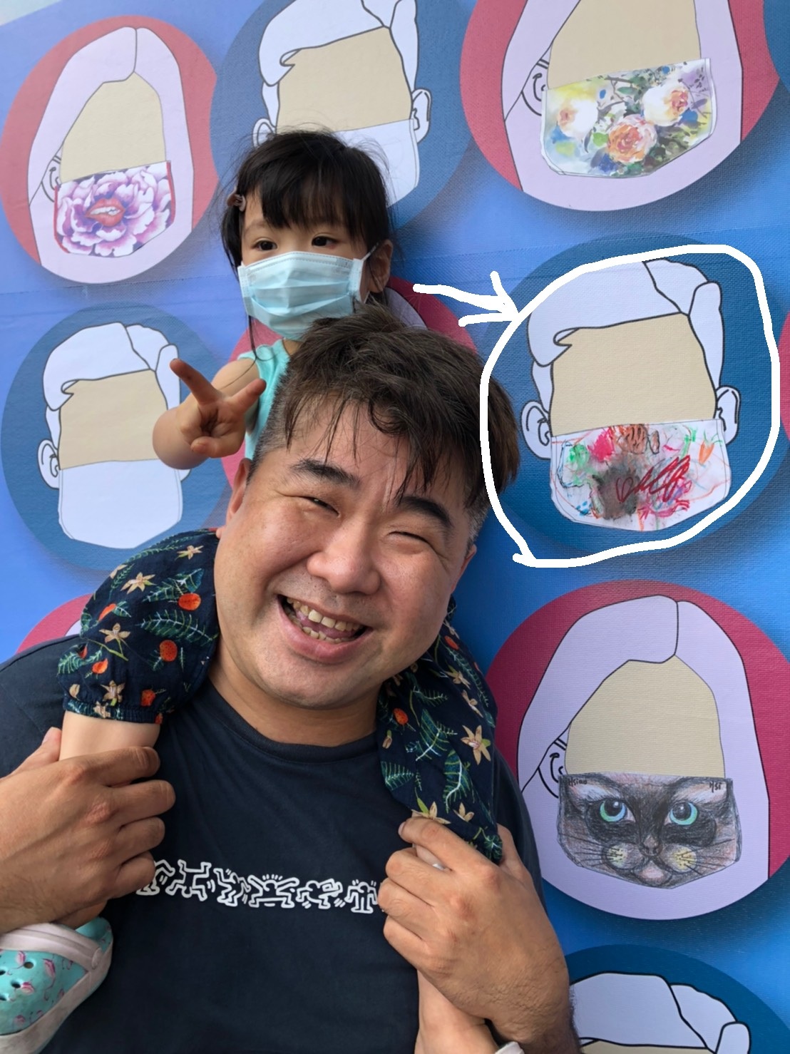 小妹妹和她的作品。 圖：中友百貨／提供