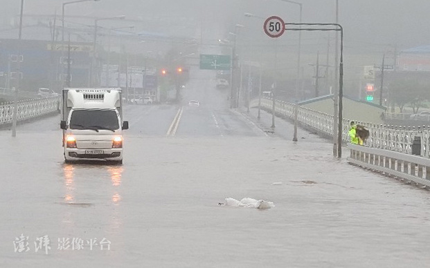 海神颱風為韓國釜山一帶帶來豪雨。 圖：翻攝自澎湃新聞