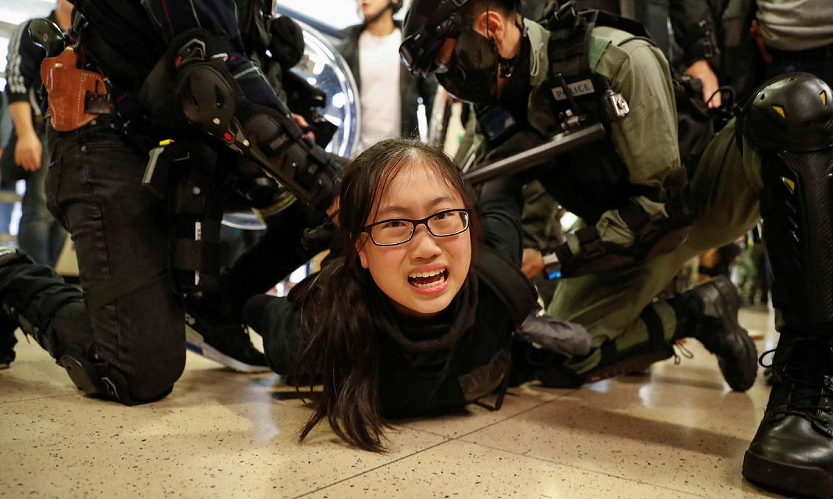 女性港警嚴重不足因此時常發生執法爭議 圖:擷取自臉書