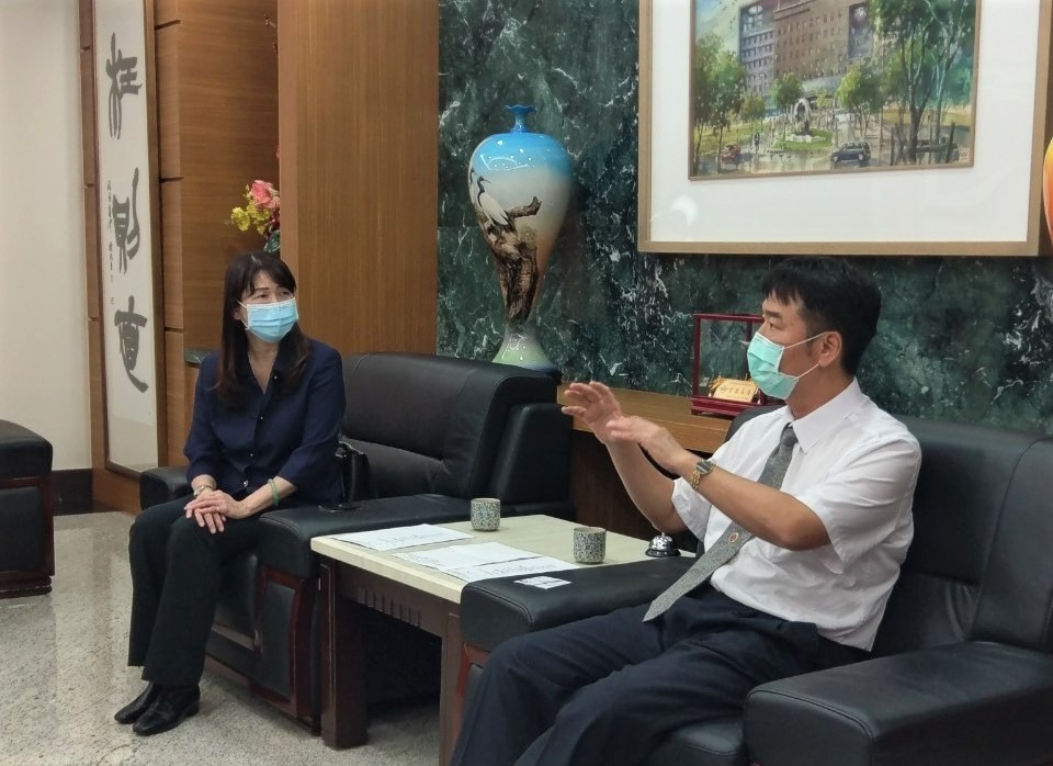 橋頭地檢署洪信旭檢察長(右)建議毒防局林瑩蓉局長（左）統籌行政資源，期許毒防局成為高雄市毒防統合窗口。 圖／高市毒防局