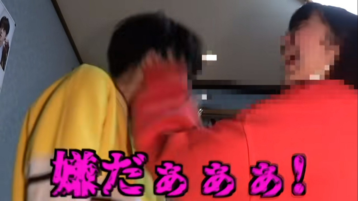 妹妹崩潰賞了哥哥一巴掌。 圖：翻攝YouTube