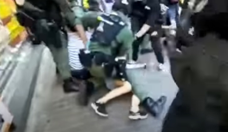 ９月６日旺角大遊行中，一名12歲女孩，被港警追逐壓制在地 圖：翻攝youtube
