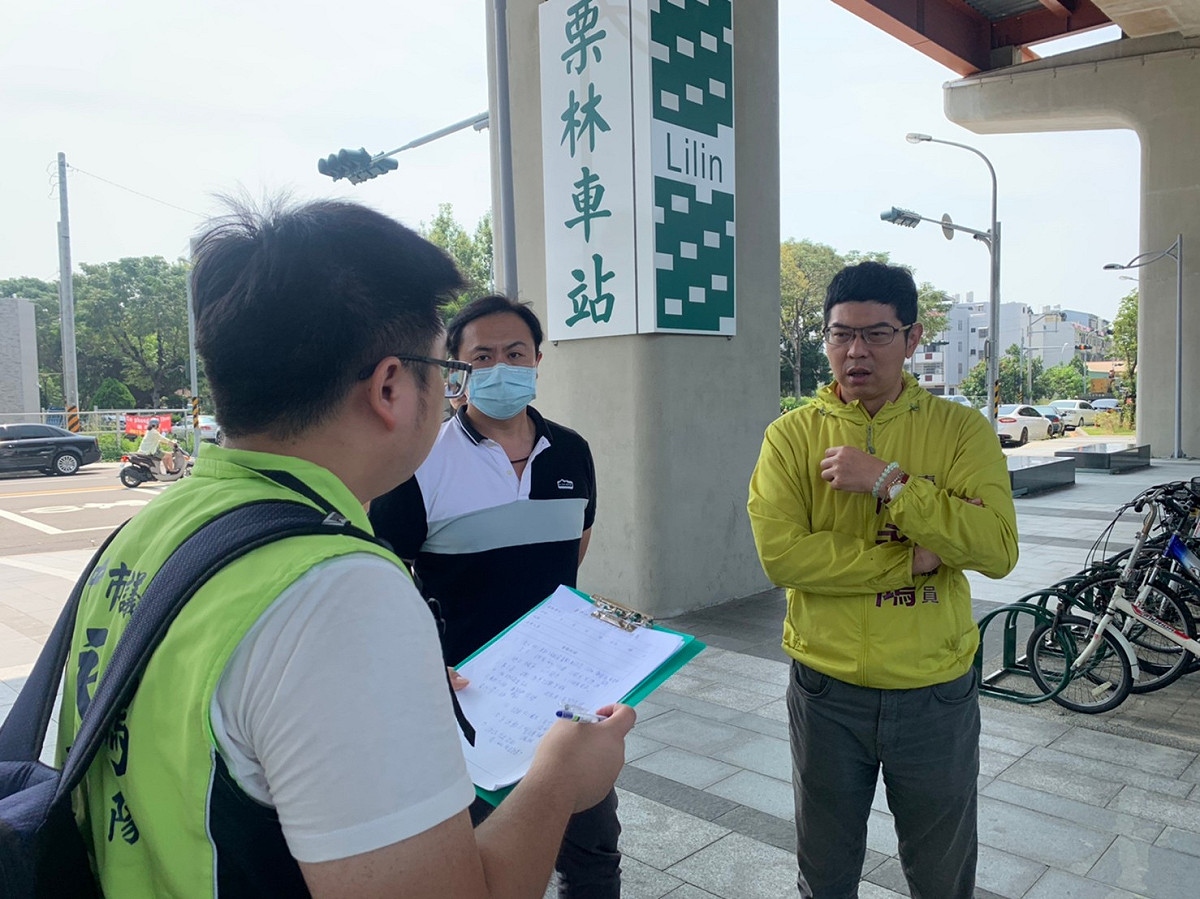 台中市議員周永鴻與台鐵局及市府交通局人員到車站會勘，要求交通局應優先在兩處車站與沿線公共設施建置ibike站點，不要讓原縣區的大眾運輸發展繼續落後原市區。 市議員周永鴻/提供