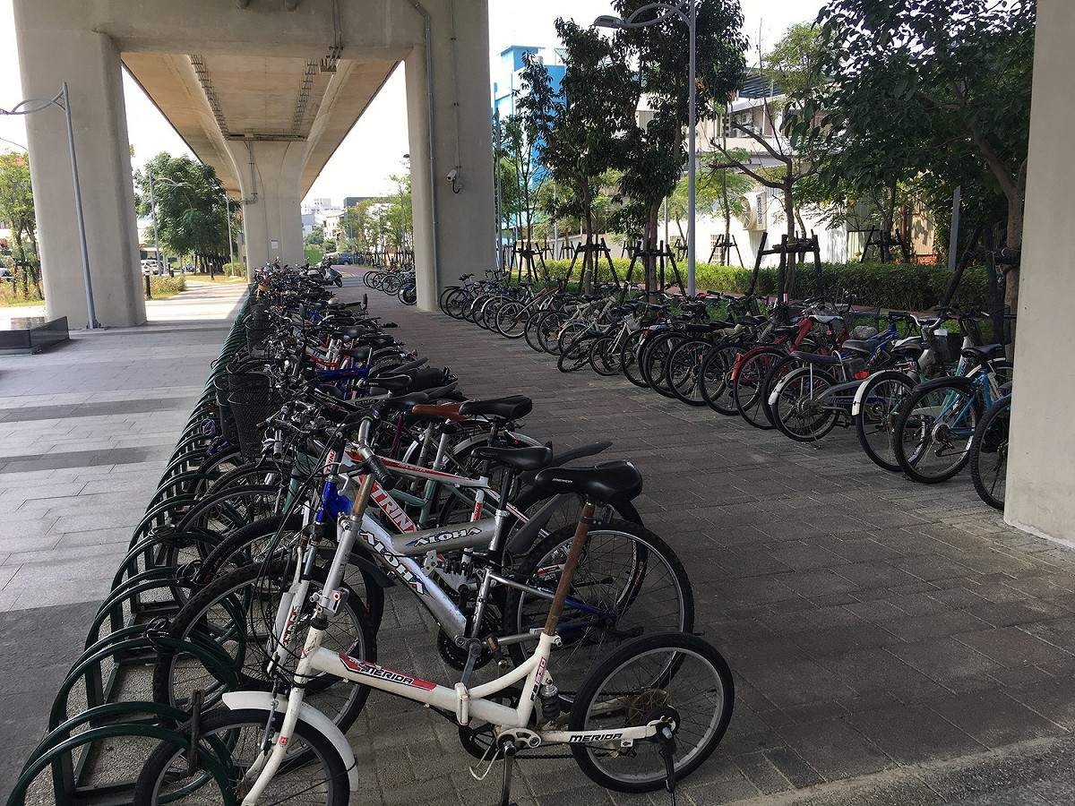 栗林車站周邊停滿自行車，代表的確有增設iBike站點的需求。 市議員周永鴻/提供