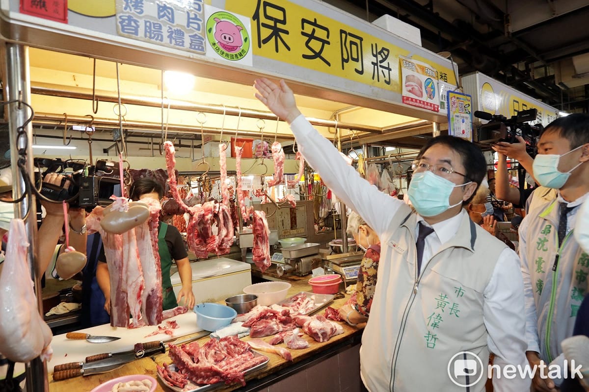 台南市長黃偉哲前往保安市場視察各項商品供應與銷售狀況，同時呼籲市場豬、牛肉類攤商應明白標示肉類產地，實施自主管理及配合驗證機構的稽核措施，讓消費者安心選購。 圖：黃博郎／攝