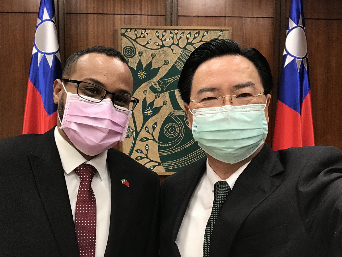 索馬利蘭代表處明天（9日）揭牌，外交部長吳釗燮在推特上秀出台索友好合照。 圖：取自外交部推特