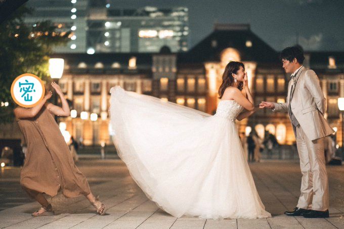 日本一位攝影師分享了婚紗拍攝現場的照片，撩群擺的助理超搶戲，讓網友笑翻。 圖：翻攝自@0321Haichiizu的推特