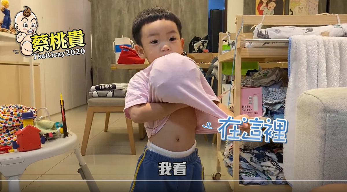 蔡桃貴模仿媽媽懷孕的樣子。 圖：翻攝YouTube