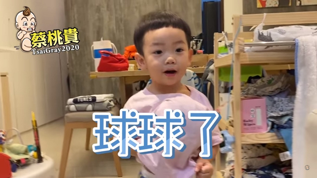 蔡桃貴把球球塞進上衣裡面裝孕婦。 圖：翻攝YouTube