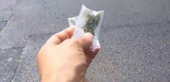 以色列發生一起「天降大麻」事件，一架無人機在特拉維夫市拉賓廣場空頭數百包裝有大麻的塑膠袋，引起當地民眾瘋搶。 圖：翻攝自ItayBlumental 推特