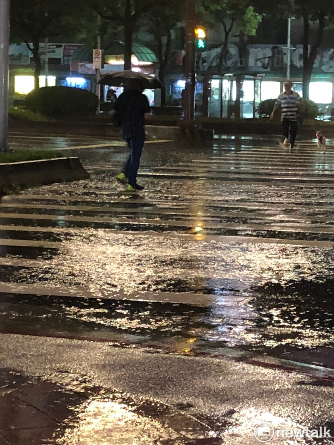 氣象局傍晚針對16縣市發布大雨特報。 圖：楊瑾錚/攝