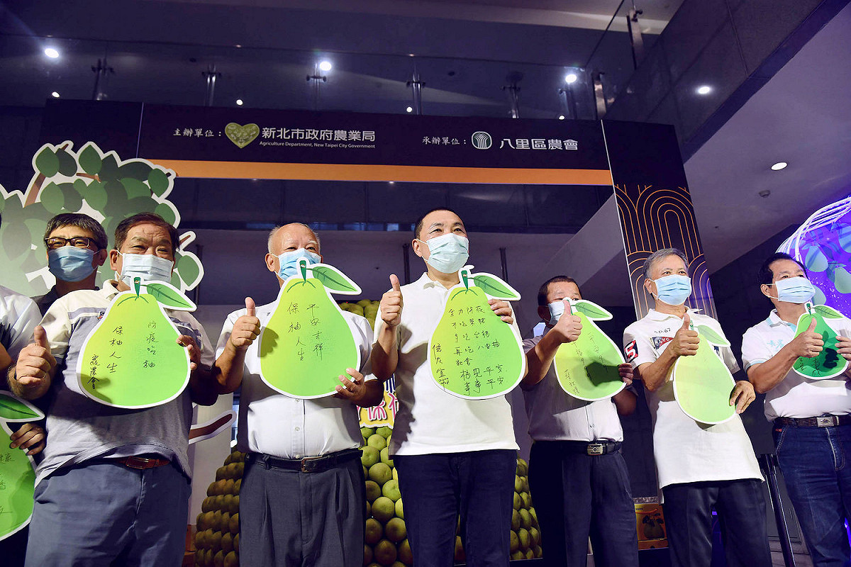 新北侯友宜等人行銷文旦柚作為「幸福八里」的最佳品牌。  圖：新北市新聞局提供