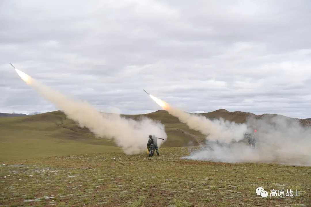 解放軍在西藏高原進行實彈射擊訓練。 圖：取自中國軍網