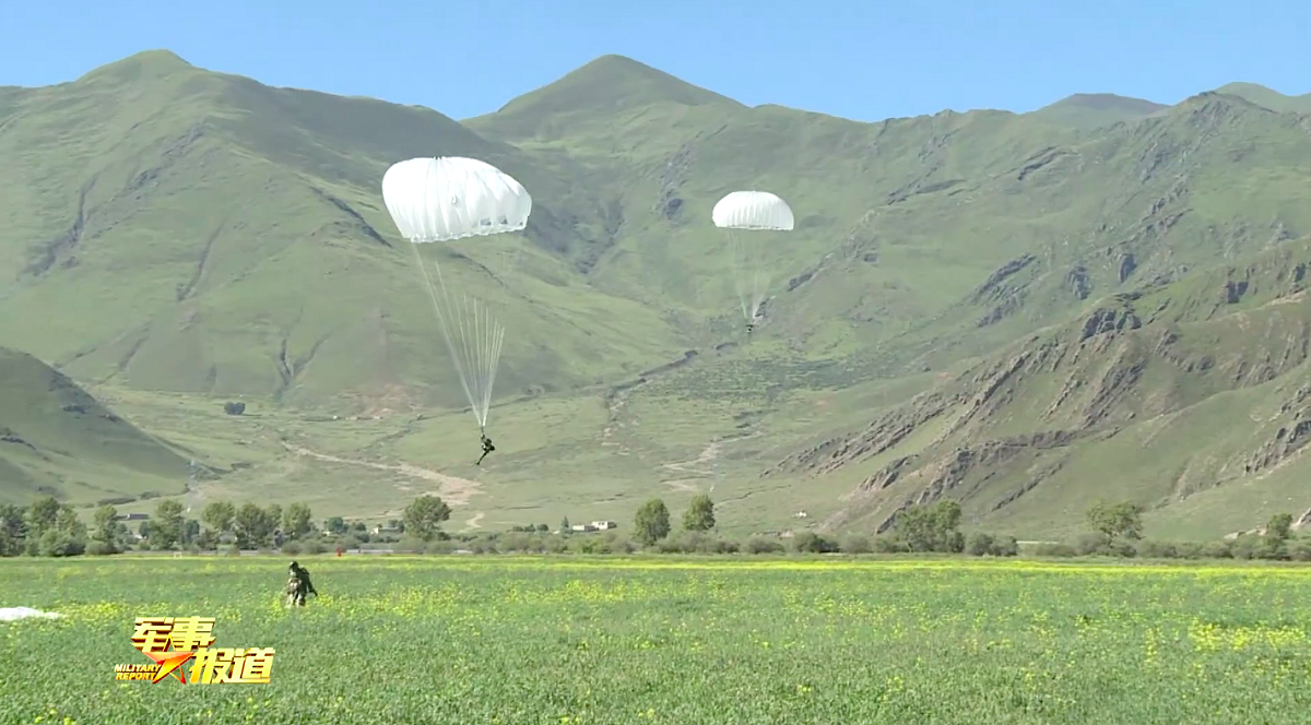西藏軍區特戰隊員空降特訓。 圖：截自軍事報道影片