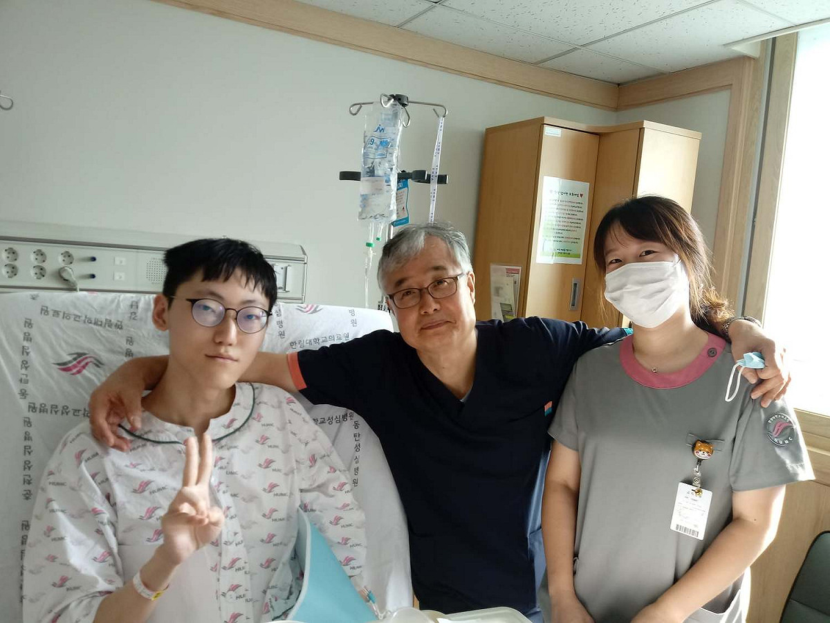 DWG上路選手Nuguri（左）周末總決賽後突發氣胸，緊急進行手術成功。 圖：翻攝自DWG粉專