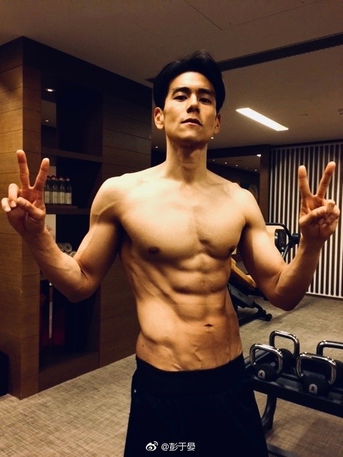 彭于晏出道18年，近年他將事業重心轉戰大銀幕及中國市場，喜愛健身的他，身材極好。 圖：翻攝微博