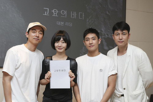 孔劉(左)將攜手影后裴斗娜(左二)、李準(右二)出演，由影帝鄭雨盛(右)製作的新戲《寂靜的大海》。 圖：Netflix／提供