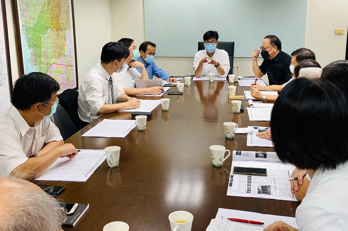 高雄市長陳其邁對1999未及時回報道路施工引發民怨表達不滿，要求當民眾投訴達一定的數量，要回報至副市長以上層級，以利每日晨會時提出檢討。圖為每日晨會召開狀況。 圖/取自陳其邁臉書粉專