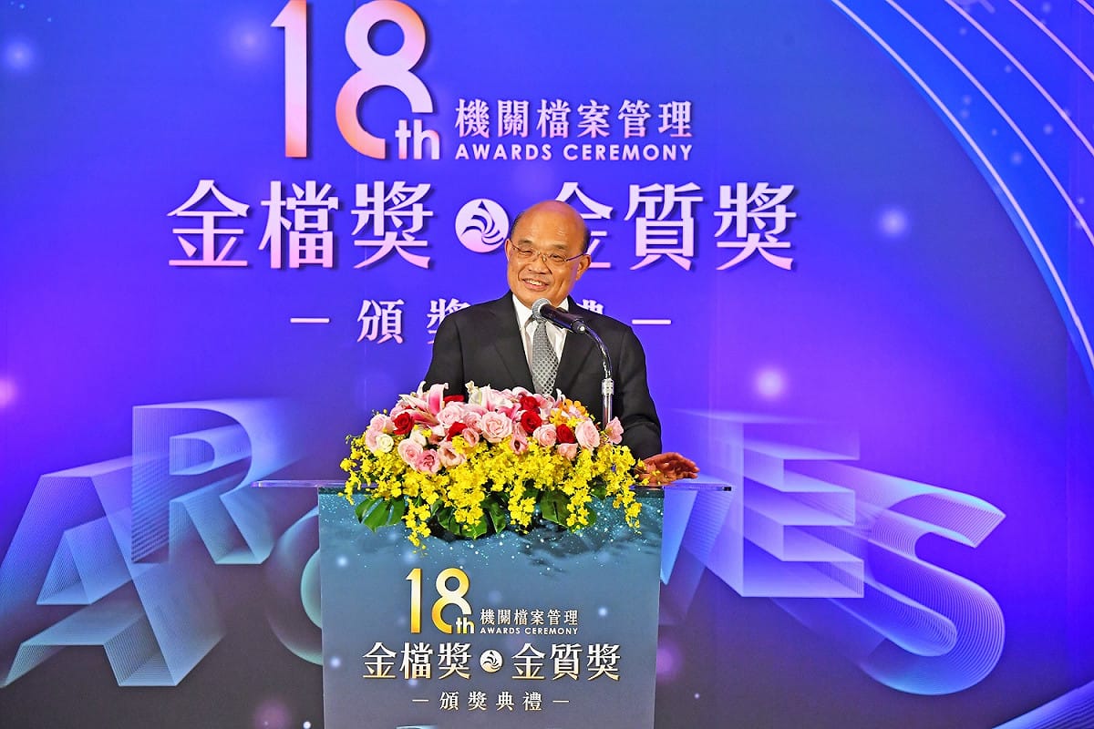 行政院長蘇貞昌今（9）天下午出席「第18屆機關檔案管理金檔獎暨金質獎頒獎典禮」前受訪，意外引發和朱立倫辦公室為故宮國寶肉形石互嗆。 圖：行政院提供