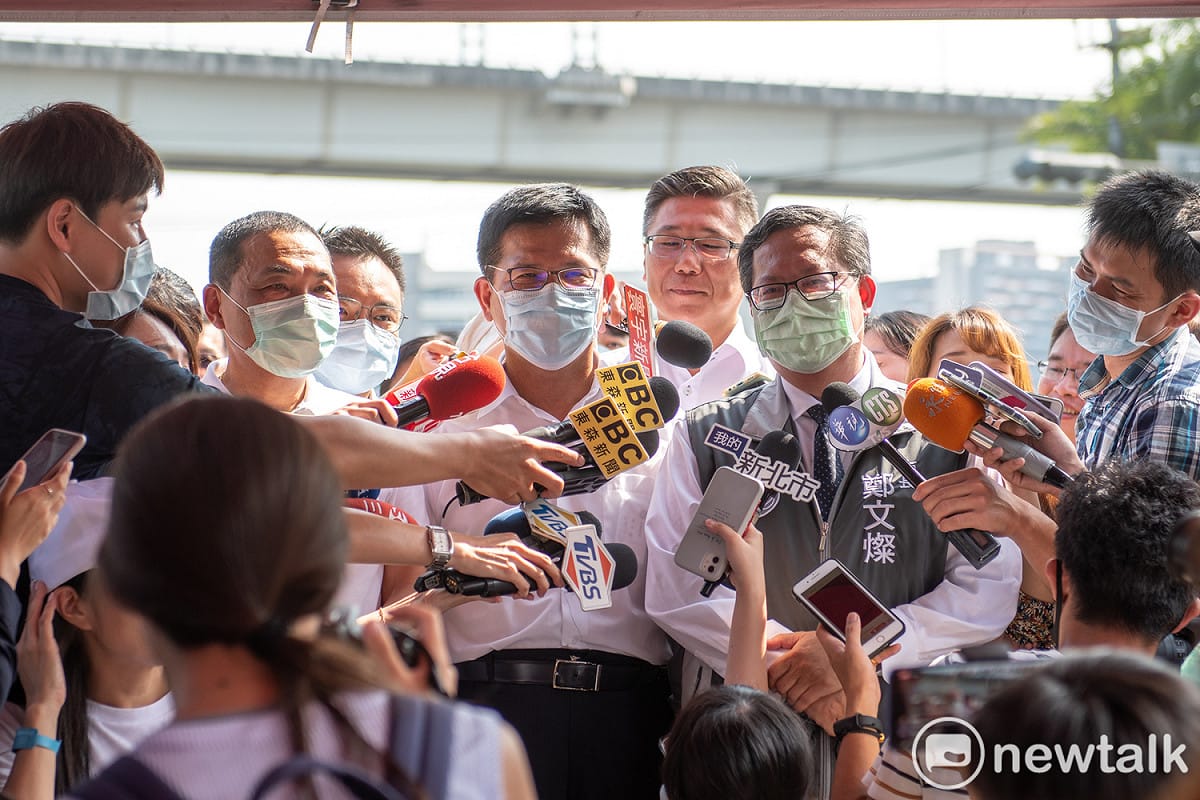 交通部長林佳龍（中）與新北市長侯友宜（左）、桃園市長鄭文燦（右）合體。 圖：周煊惠 ／攝