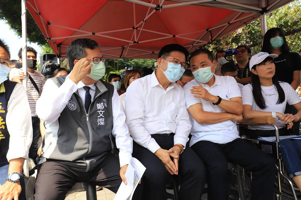 交通部長林佳龍（中）、新北市長侯友宜（右二）、桃園市長鄭文燦（左）三人不時交換意見 圖/本報攝影組