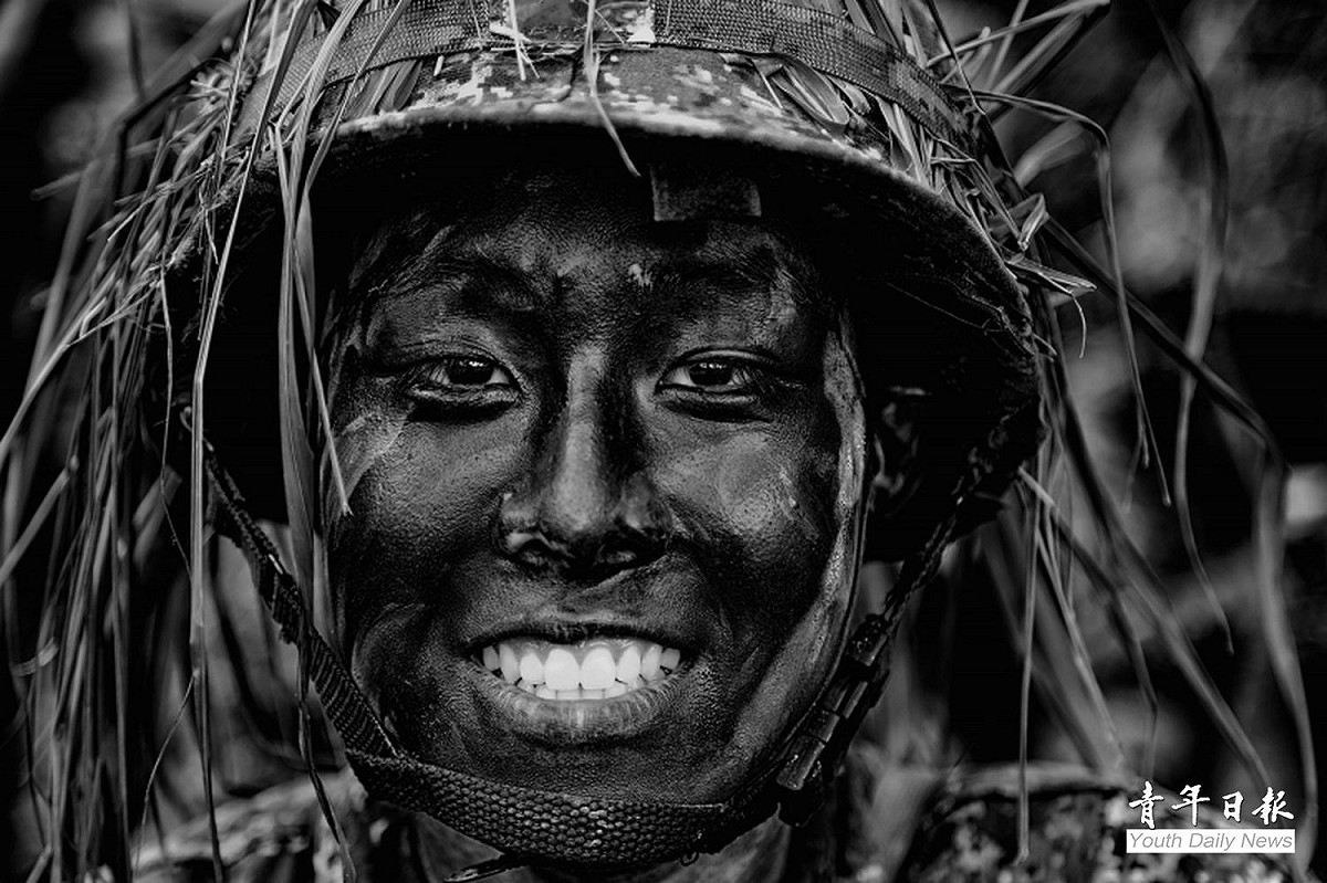 黃一翔作品「Soldier Smile」是1位正在接受入伍訓的軍校生，露出一抹笑容，面對艱苦訓練，用正面能量去克服挑戰。 圖：取自青年日報