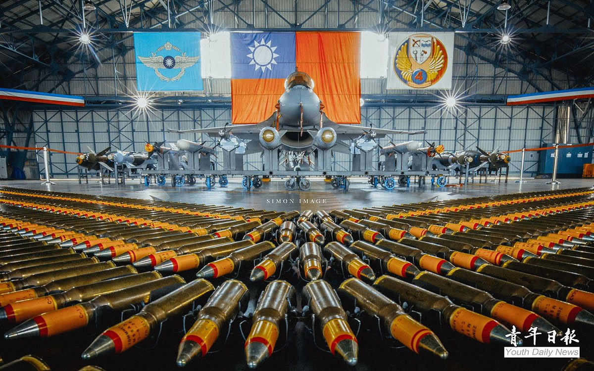 李德威上尉獲獎作品「ROC Air Force」則是記錄今年度國軍春節加強戰備媒體邀訪時，空軍第4聯隊在棚廠陳列F-16V配賦的各型武器裝備照片。 圖：取自青年日報
