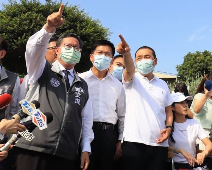 桃園市長鄭文燦(圖左)和新北市長侯友宜(圖右)，對林口交流案看法不同調，交通部長林佳龍(圖中)決定再給三個月整合修正改善方案。 圖：翻攝自林佳龍臉書