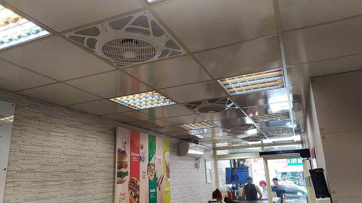 新北店家裝設吸頂循環扇及空氣門簾，大幅降低空氣悶熱感及有效阻隔廚油煙辛辣味飄散，一年約可節省8％的用電量。 圖：新北市經發局提供