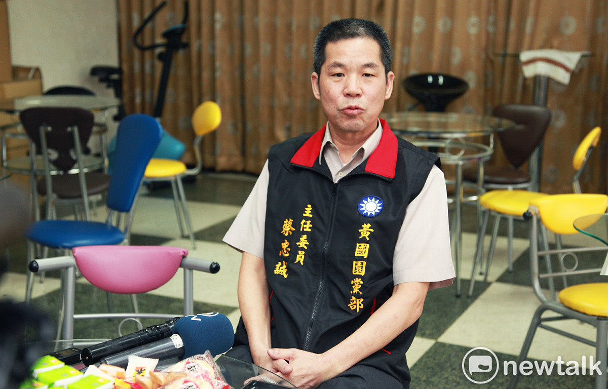 黃國園黨部新任主委蔡忠誠說明前主委于北辰被免職緣由。 圖：林昀真／攝
