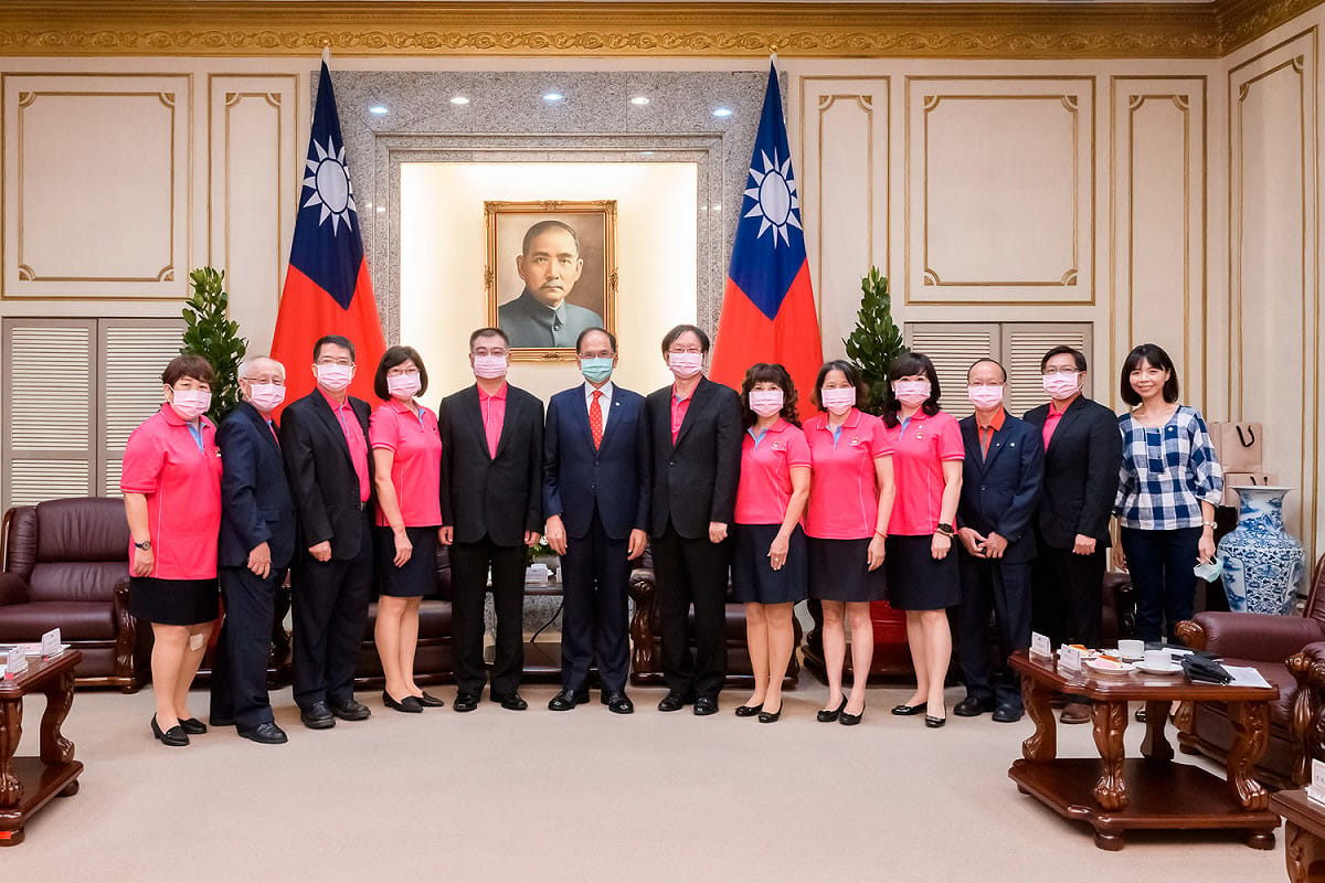 游錫堃今接見社團法人中華民國記帳及報稅代理人公會全國聯合會洪明賢理事長一行11人。 圖：游錫堃辦公室／提供