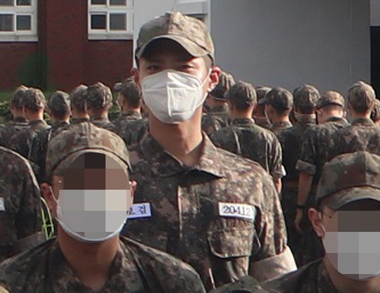 韓國海軍公開朴寶劍訓練的照片，引發粉絲討論。 圖：翻攝自韓網