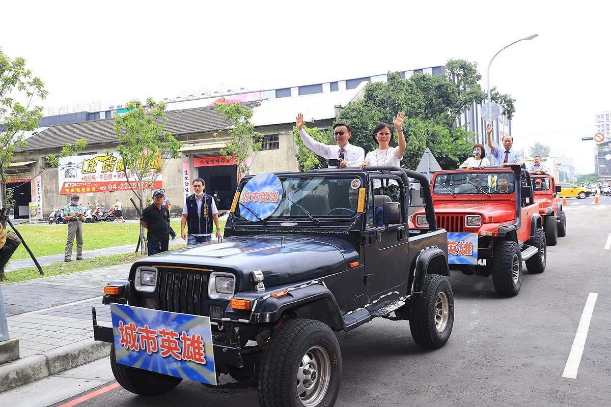 市府安排所有權人6位代表坐上吉普車駛入會場-接受現場所有人熱烈鼓掌歡迎。 台中市政府/提供