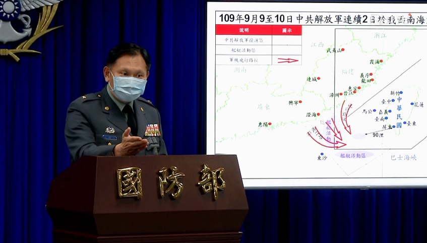 國防部今（10）晚召開記者會，針對中共解放軍連續2日闖入我國西南防空識別區騷擾進行說明， 圖：翻攝直播畫面