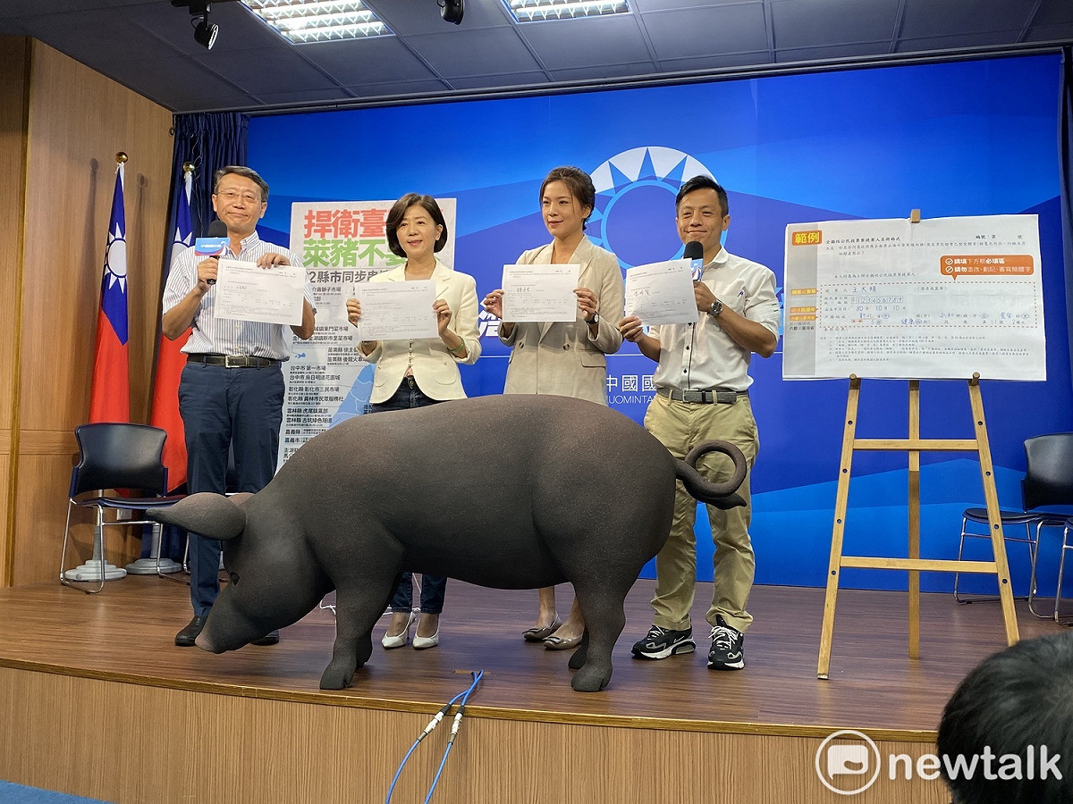 國民黨發起反瘦肉精美豬進口的連署公投。圖左起為國民黨社會志工部主任水雲翔、文傳會主委王育敏、市議員鍾沛君、李明賢。 圖：周煊惠 ／攝