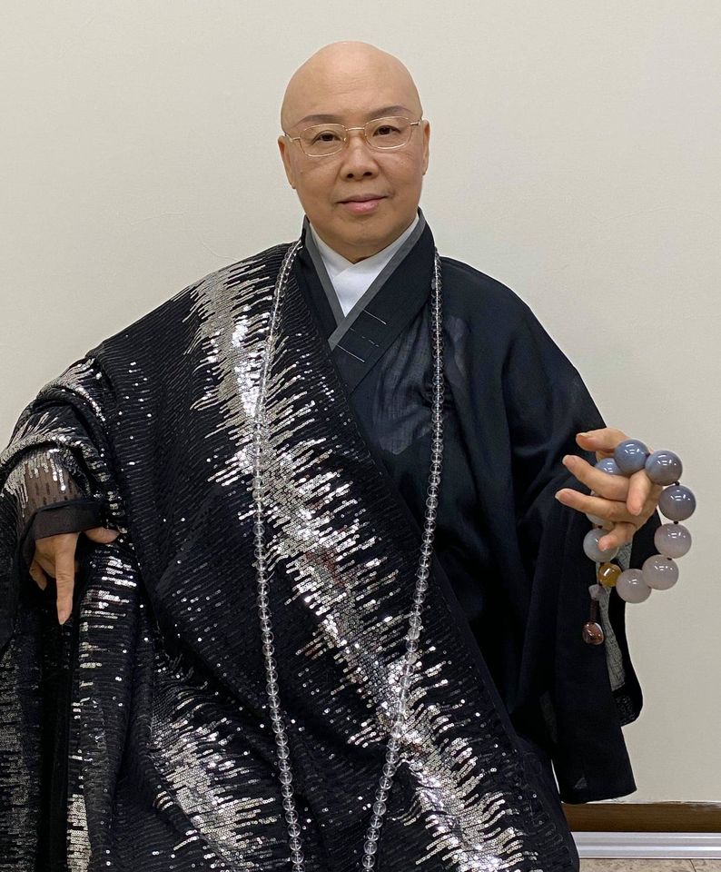 恆述法師自稱台灣第一名尼，更宣布自己將螢幕還俗，立志當瘋狂尼姑。 圖：翻攝 恆述法師～Jenny-費臉書粉絲專頁