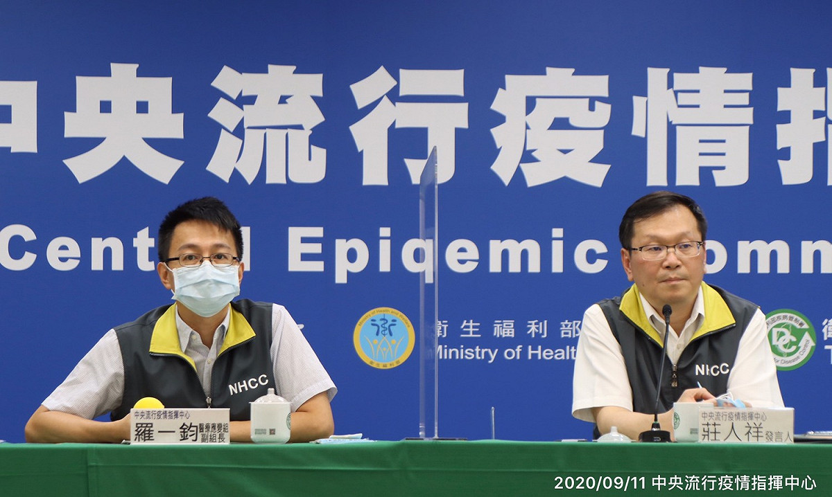 中央流行疫情指揮中心醫療應變組副組長羅一鈞(左)中央流行疫情指揮中心發言人莊人祥(右)。 圖：中央流行疫情指揮中心/提供