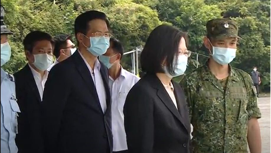 蔡英文總統今（11）日上午視導兩處「空軍防空飛彈連」，慰勉國軍官兵辛勞。 圖：擷自軍聞社提供影片