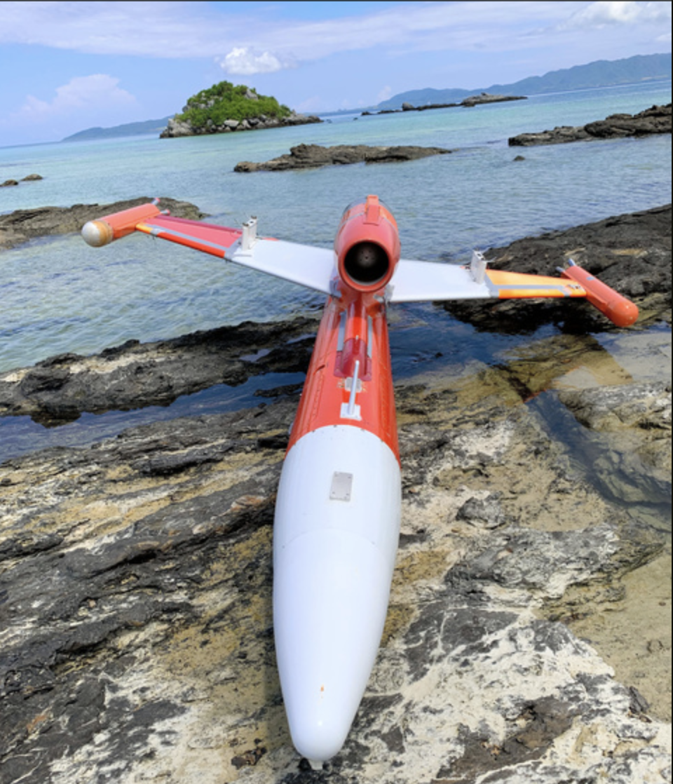 日本沖繩竹富町海岸當地時間8日驚傳出漂來一架無法辨識的無人機。 圖：翻攝自《朝日新聞》