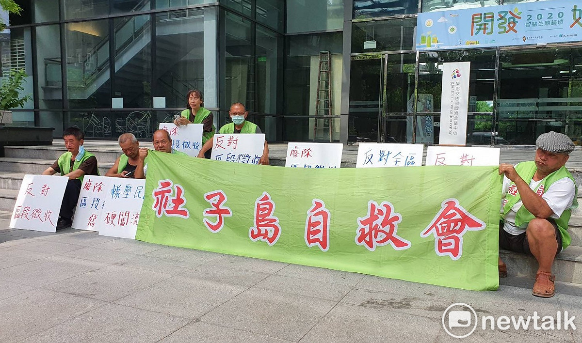 社子島自救會抗議反對區段徵收，但台北市長柯文哲從另外的入口進入，雙方並未碰面。 圖：周煊惠 ／攝