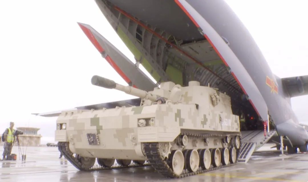 中國運20運輸機裝載解放軍裝甲車。 圖 : 翻攝自央視軍事