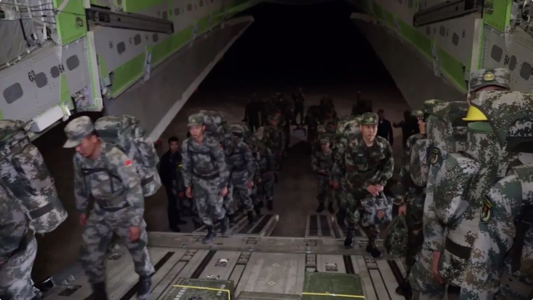 解放軍步行登上運20運輸機。 圖 : 翻攝央視軍事
