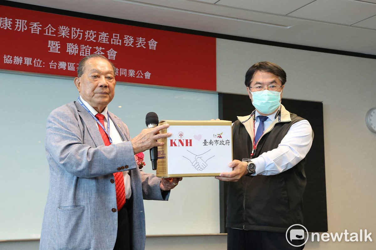 康那香舉行新品發表會，台南市長黃偉哲特頒發感謝狀，代表南市府向康那香致上滿滿的感謝。 圖：台南市政府提供