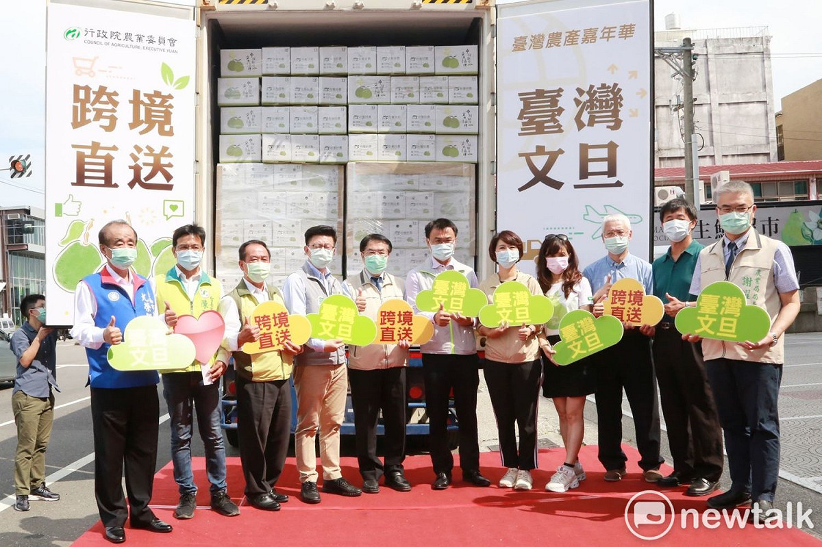 台南市政府攜手農委會開拓文旦外銷市場，今日在麻豆農會生鮮超市前廣場舉行「文旦跨境送 新鮮到你家」跨境生鮮電商啟運記者會。 圖：黃博郎／攝