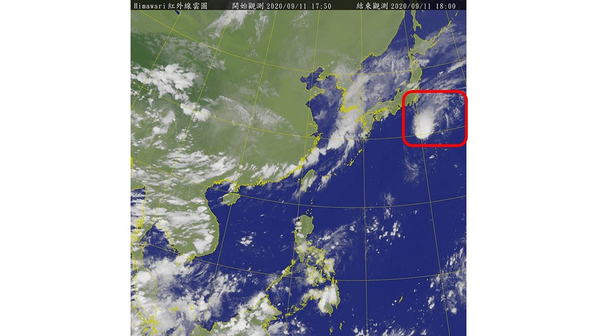 從衛星雲圖可見，日本南方紅色圈圈處有一團雲系，氣象局表示，目前還只是普通低壓。 圖：中央氣象局/提供