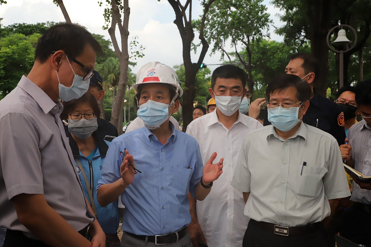 副市長林欽榮(左二)與秘書長楊明州（右）坐鎮現場。 圖:高雄市政府提供