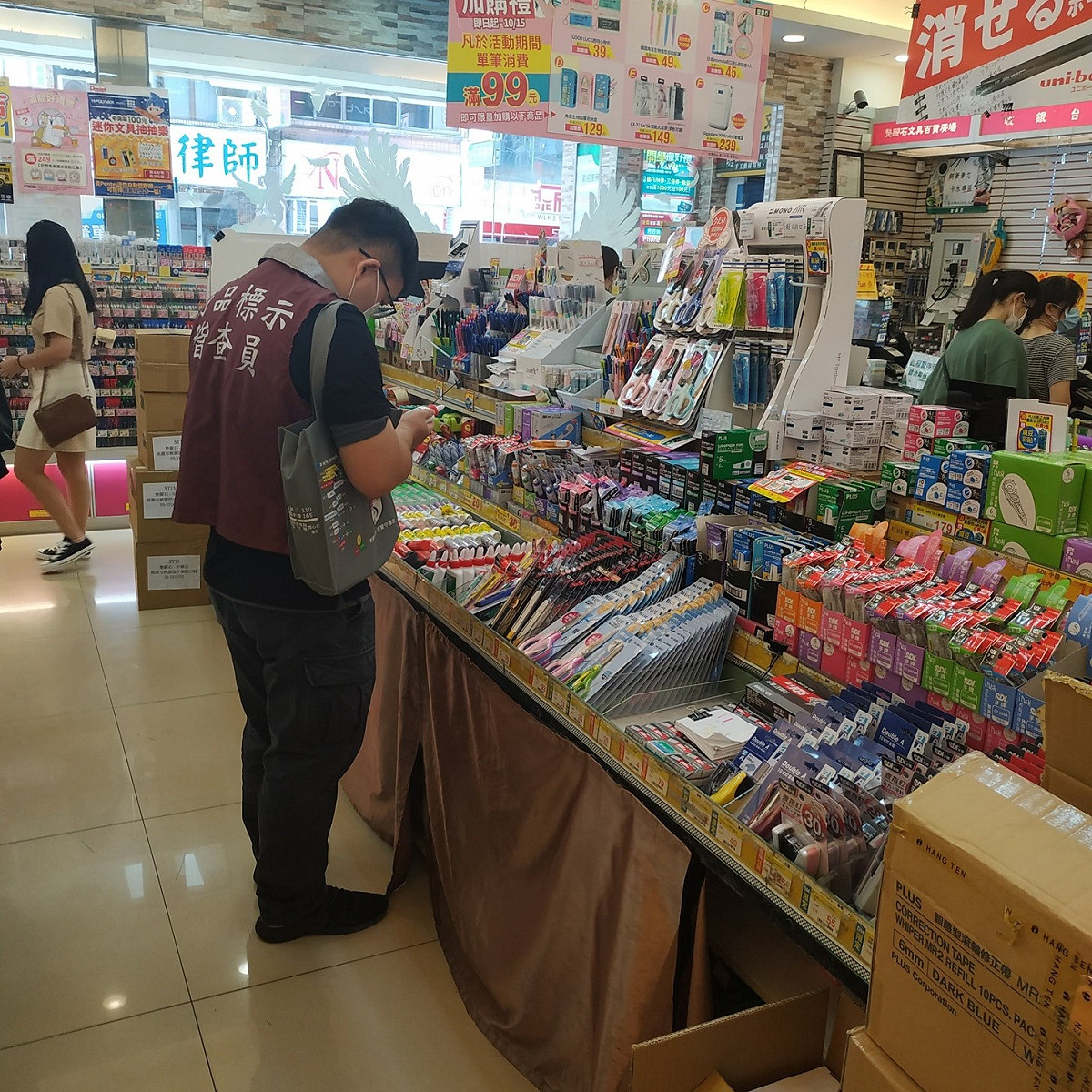 桃市經發局針對國中、小學童較常使用的文具用品進行抽查，發現有33%商品標示不全。 圖：桃園市政府經濟發展局/提供